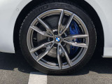 BMW純正19インチホイール。洗練されたデザインで、足元の個性を引き立てます。