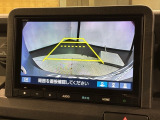 リバースギアに入れるだけで後方の表示へ切り替わります。夜間や雨の日の駐車も楽になりますよ。