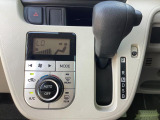 【オートエアコン】一度お好みの温度に設定すれば、車内の温度を検知し風量や温度を自動で調整。暑い&hellip;寒い&hellip;と何度もスイッチ操作をする必要はありません。快適な車内空間には必須の機能ですね♪