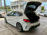 BMWを熟知したメカニックによる、100項目の納車前点検。ドイツ本国と同様の教育・訓練を受けたメカニックが、100項目にも上るポイントを徹底的に点検、整備した後にお客様にお引渡しいたします。