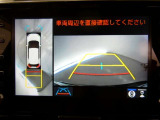 【全周囲モニター】車を上空から見下ろしたような映像をカーナビ画面に映し出し、車庫入れや縦列駐車をサポートしてくれます。