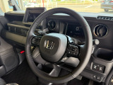 【ステアリングスイッチ】が付いており運転中に前方から目線をそらすことなくオーディオ等の操作が可能なので安心・快適にカーライフをお楽しみいただけます。