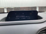 【マツダコネクト】  オーディオ操作、車両装備、ナビ案内など、統合的にモニターできる見やすいサイズのディスプレイです。