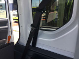 トランク部分には荷物を固定するベルトや、紐をかけられるフックが複数あり。