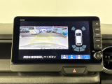 後退時に車両の後ろ側をモニター画面に表示します。車庫入れが苦手な人もこれで安心♪
