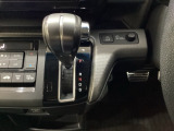 CVT車のセレクトレバーです。低速から高速まで、変速ショックのないスムーズな走りを実現するとともに、エンジン効率のよい領域を維持することで燃費にも貢献します。