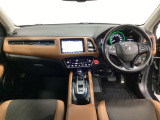 車内は光触媒抗菌消臭施工済です。スタイリッシュなデザインでスポーティなインパネ周りを演出します。グローブボックスやカップホルダーのほかにトレーなどたくさんの収納スペースが付いています。