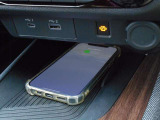 フロントセンタートレイは携帯電話のワイヤレス充電器となっています!