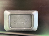 【パワーバックドア】スマートキーや運転席のボタンを押すだけでリアゲートが自動で開閉します!荷物を持っている時や、高い位置にあるバックドアを閉める際に便利な機能です♪