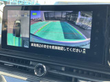 アラウンドモニター、上空から見下ろしているかのような映像をディスプレイに映し出し、スムースな駐車をサポートします。さらに、人や自転車など周囲に動くものがいる場合には、表示とブザーで注意を促します。