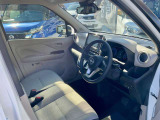 運転席も広々とゆったりしております。アームレストも装備しており快適にドライブしていただけます。