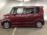 狭い駐車場でも、スライドドアならチャイルドシートへのお子さまの乗降や荷物の積載もスムーズ。とても便利な【両側電動スライドドア】ドアハンドを少し引くだけでリアドアが自動開閉します。