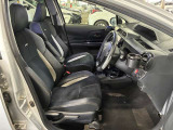 運転席の画像です。足元やシートまわりに余裕があり、リラックスした姿勢で運転が可能です。視界も良好で操作系へのアクセスもしやすく、快適で安心感のあるドライブをサポートします。