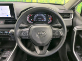 インテリアに合わせたデザインのステアリングは、運転される方のことも考え、運転しやすい形状、大きさです。是非一度、実際に触ってお確かめください。
