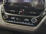 【左右独立オートエアコン】左右独立型、いわゆるデュアルエアコンです。運転席と助手席でそれぞれお好みの温度を設定可能です。