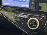 【オートエアコン】一度お好みの温度に設定すれば、車内の温度を検知し風量や温度を自動で調整。暑い&hellip;寒い&hellip;と何度もスイッチ操作をする必要はありません。快適な車内空間には必須の機能ですね♪