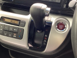 インパネシフトを採用しているので、前席の足元も広々としています。運転席と助手席の行き来もスムーズです!
