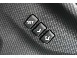 運転席シートポジションメモリー機能 : リフター、チルト、リクライニングの各ポジションを自動的に再現できます。