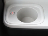 ホッとカップホルダーが運転席・助手席にあります。ホットドリンクをちょうど良い温度でキープしてくれる保温機能付で嬉しいです。
