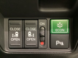 リアドアは乗り降りに便利な両側電動スライドドアです。また運転席に座っていながらスイッチ操作で自在にスライドドアを開け閉めできます。燃費に役立つECONボタンもここです。