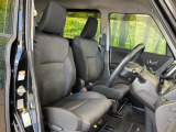運転席まわりには十分なスペースがあり、大柄な方でもゆったり運転していただける環境です。