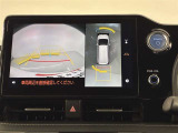 パノラミックビューモニター付きです。車両を上から見たような映像をディスプレイオーディオ画面に表示。運転席からの目視だけでは見にくい、車両周辺の状況をリアルタイムでしっかり確認できます。