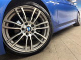 ●純正19インチアルミホイール:輸入車ならではの卓越した走りを支えるホイールと足回りです!日本車の走りに慣れている方にもぜひ体感して頂きたいほど、高いレベルでまとまっています!