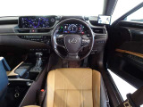 革巻きステアリングで快適な操作性の運転席です。