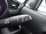 オートライト機能が装備されており暗い場所に入ると車両が検知しライトのON・OFFを自動的に切り替えてくれますので非常に便利な装備です♪