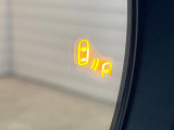 【ブラインドスポットモニター】走行中、ドアミラーの死角になりやすい箇所に後続車が接近するとサイドミラー付近に警告を表示、ドライバーに注意喚起をしてくれます。