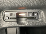 ハンドルの左下にETCがついています。高速道路の料金所の通過も楽々です。 カードの取り出しもしやすい場所についています。