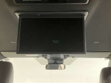 後席大型天吊モニター付きです。後付けも出来る場合がありますが、最初からついているこの物件はうれしいですね。