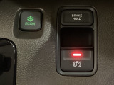 セレクトレバーの右に電子制御パーキングブレーキがあります。スイッチひとつで、停車した地点の傾斜などをシステムが検知・判断してブレーキ力を自動的に最適制御し、しっかり停車できるパーキングシステムです。