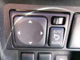 電動格納式ミラーなので、対向車などとのすれ違い時にも便利です。また、ドアロック連動で自動格納します。
