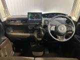 【運転席・助手席転席】運転席の足もともゆったりで長距離ドライブでも快適に★