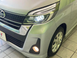 【LEDヘッドライト】悪天候や夜間走行時も良好な視界を確保し安心して運転できる高輝度LEDヘッドライトを装備!点灯速度が早く、消費電力も抑えられています。