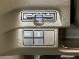 ハンドルの左下にETCとHondaセンシング用の、VSA(ABS+TCS+横滑り抑制)解除スイッチなどがついています。高速道路の料金所の通過も楽々です。 カードの取り出しもしやすい場所についています。