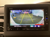 【リアカメラ】後方の距離感や障害物を、モニター越しにそっと教えてくれる機能です。見えにくい場所を確認できる安心感が、落ち着いたハンドル操作を支えます。