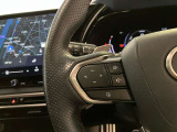 オーディオや運転支援機能などを手元で操作できるステアリングスイッチ。操作時の視線移動が少なく、安全にも貢献します。
