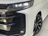 【LEDヘッドライト】悪天候や夜間走行時も良好な視界を確保し安心して運転できる高輝度LEDヘッドライトを装備!点灯速度が早く、消費電力も抑えられています。