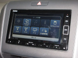 ナビゲーションはギャザズメモリーナビ(VXM-214VFi)を装着しております。AM、FM、CD、DVD再生、Bluetooth、音楽録音再生、フルセグTVがご使用いただけます。