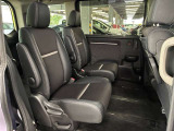 後部座席はシートベルトを全席に完備し、安全面も安心。ゆったりとした座り心地で長時間のドライブでも快適に過ごせる空間です。