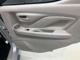 【後部座席ドア】ボトルホルダーがあるのでゆっくりくつろげます♪