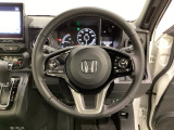 ハンドルにHondaセンシング系のクルーズコントロールやレーンキープアシストなどのスイッチと、オーディオの操作スイッチが装備されています。ハンドルから手を離さず安全に操作できます。