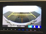 【バックカメラ】運転が苦手な方も車庫入れラクラクです!ギアをリバースに入れれば自動的に切り換わりますので、面倒な操作は不要です♪狭い駐車場もお車を傷つけず安心ですね!