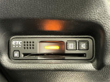 【ETC】有料道路を利用する際に料金所で停止することなく通過できる、ETC車載器(ノンストップ自動料金収受システム機器)が装備されています。セットアップを行うことで利用可能になります。
