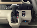 運転席周辺のスマートなレイアウトが、操作のしやすさを実現。快適なドライブをサポートします。手元で操作ができる、電子制御パーキングブレーキ。