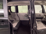 狭い駐車場でも、スライドドアならチャイルドシートへのお子さまの乗降や荷物の積載もスムーズ。