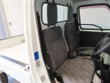 汚れに強いビニール素材の運転席シートです。お手入れも簡単です。
