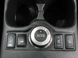 2WD・4WD切替スイッチと、滑りやすい路面を下る時に、速度をコントロールするスイッチです。